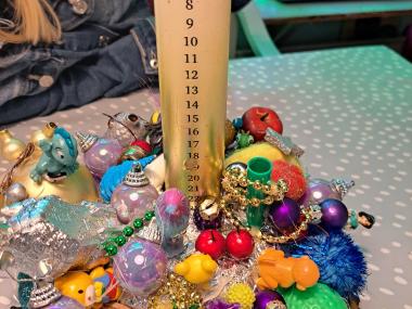 Julepynt - kalenderlys med ReMida materialer